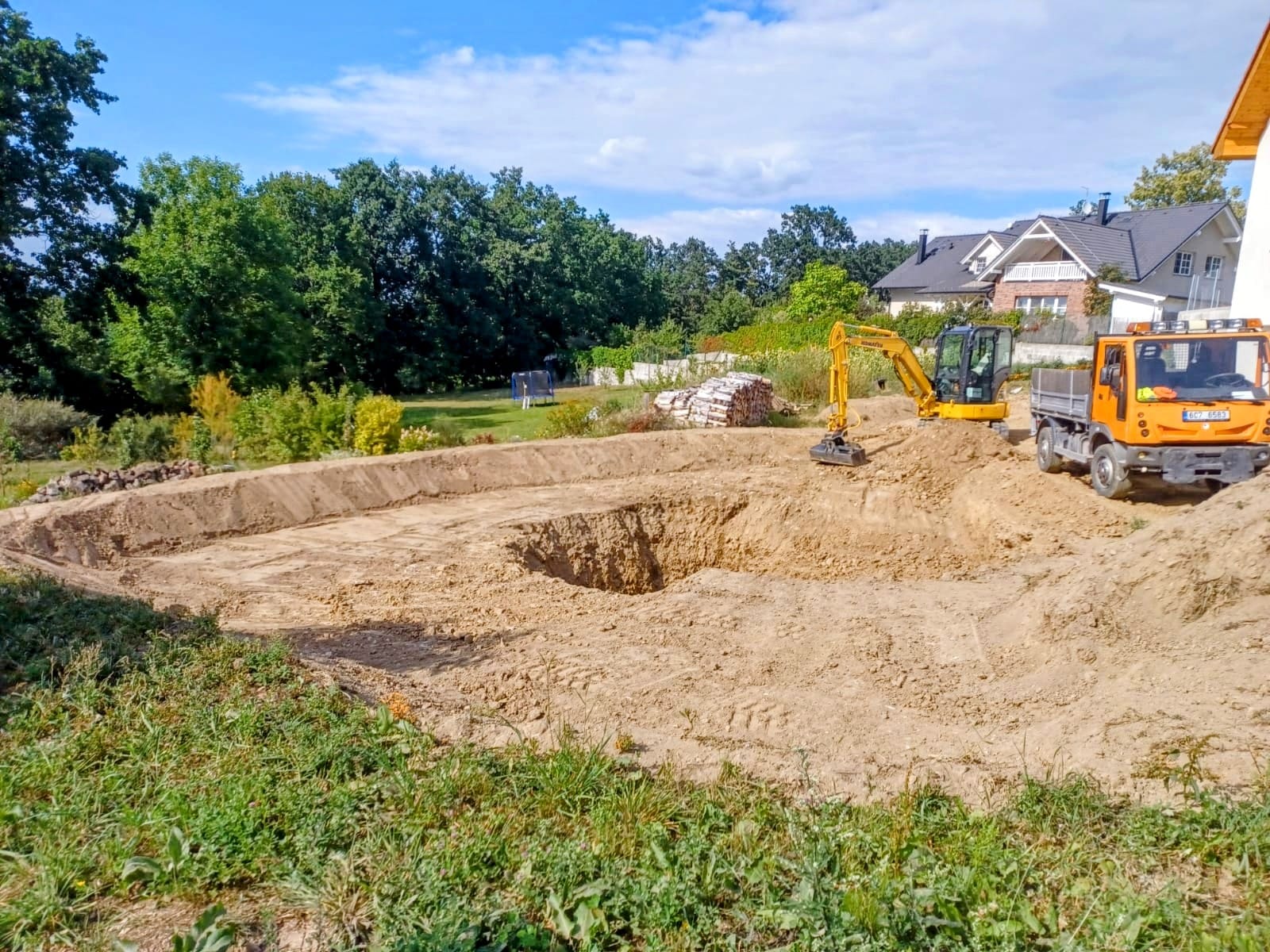 Realizace zahradního jezírka - výkopové práce České Budějovice